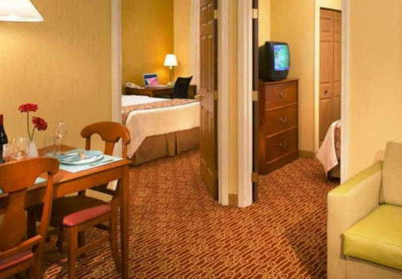 ทาวน์เพลซ สวีท ชิคาโก ลอมบาร์ด Hotel ภายนอก รูปภาพ